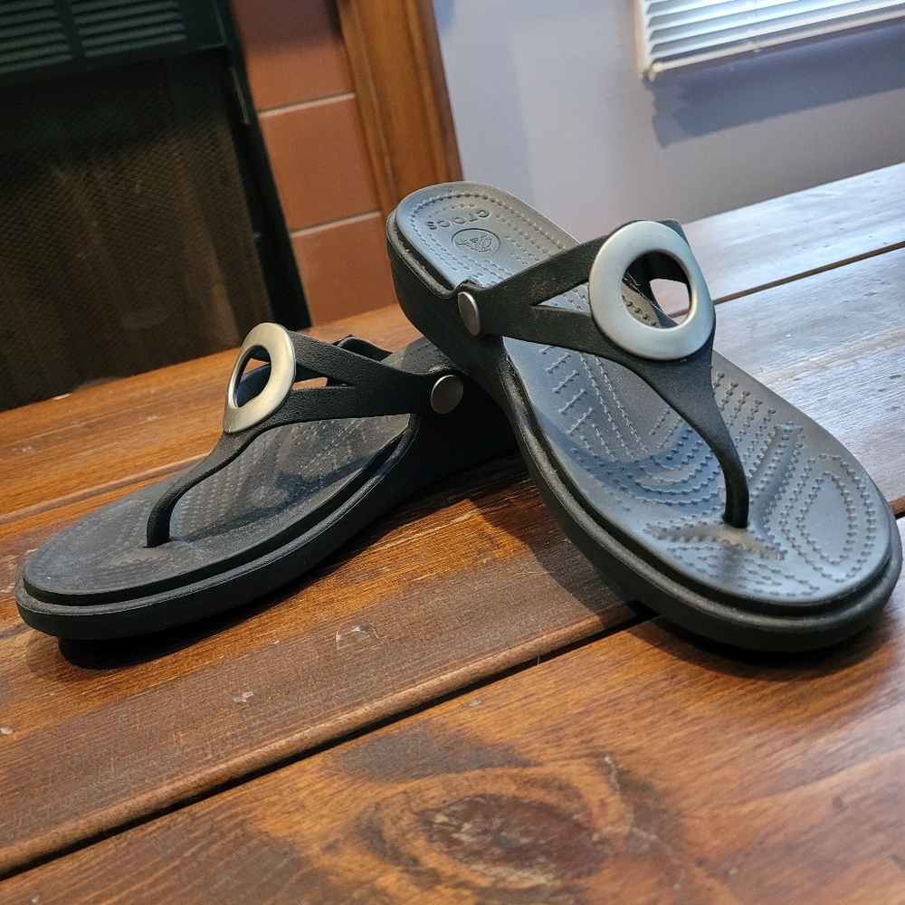 Crocs Sanrah Black thong sandals sz 8